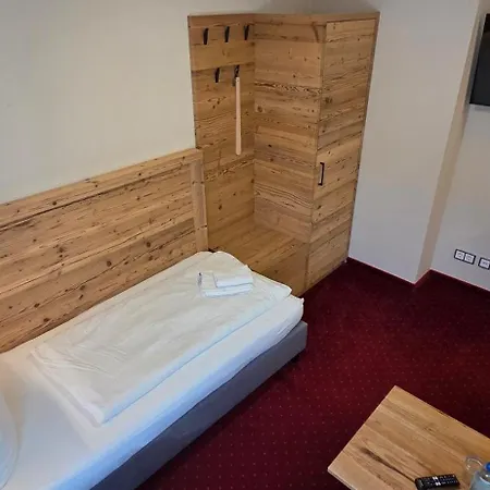 An Der Porzellan-manufaktur 2*